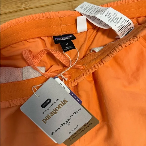 NWT Women’s M Patagonia Baggies 5” - Tigerlily Orange - Picture 3 of 3